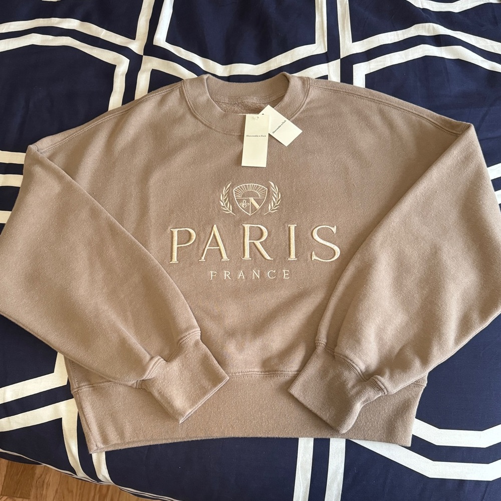 *NWT* A&F Destination Sunday Crew. Size XS.